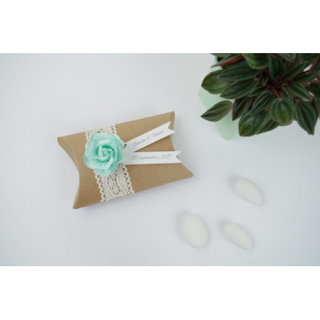boite-a-dragees-coussin-kraft-dentelle-fleur-vert-d039eau-cadeau-de-remerciement-invites-anniversaire-bapteme-mariage