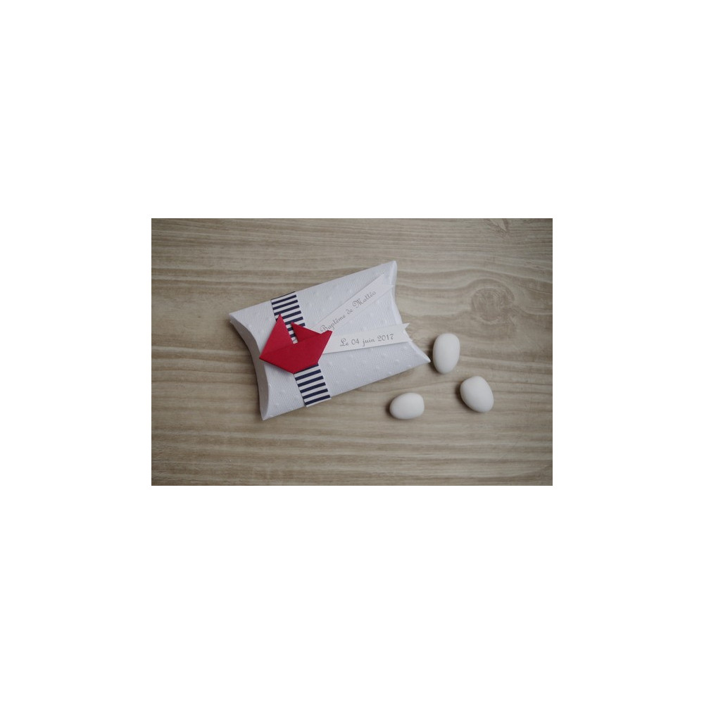 boite-a-dragees-fait-main-coussin-bateau-en-origami-theme-marin-nautique-cadeau-de-remerciement-invites