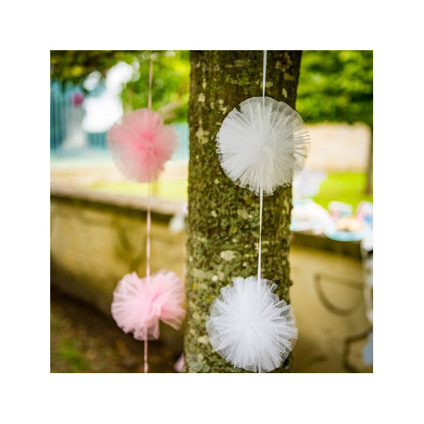 guirlande pompon tulle blanc decoration romantique mariage baptême fille garçon mixte