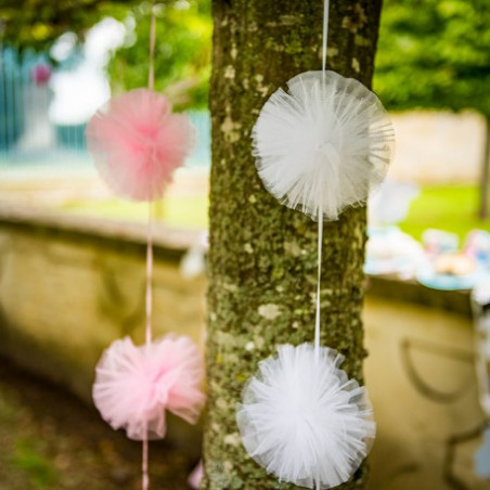 guirlande pompon tulle blanc decoration romantique mariage baptême fille garçon mixte