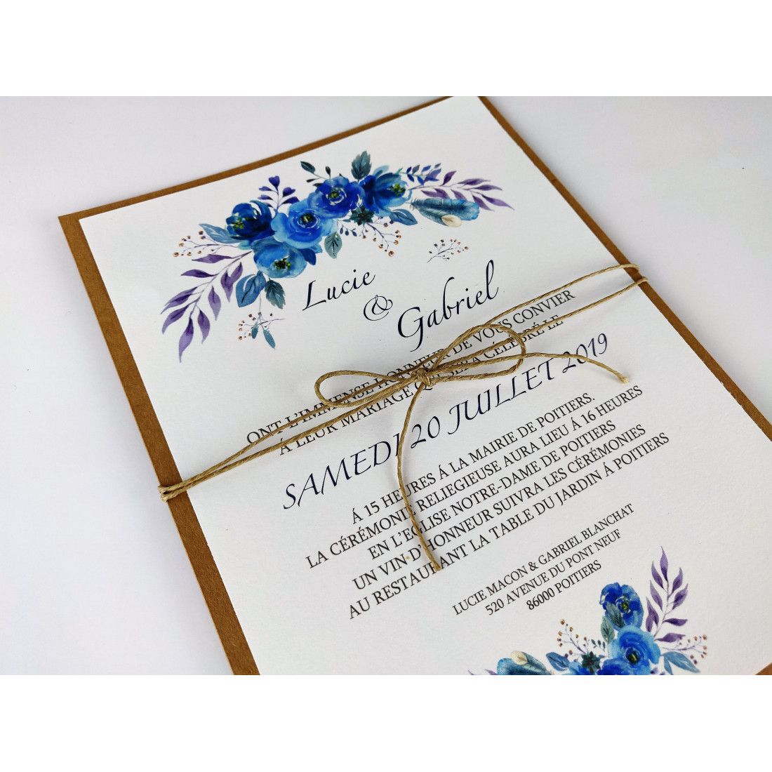 Une invitation de mariage et une enveloppe décorées avec du papier