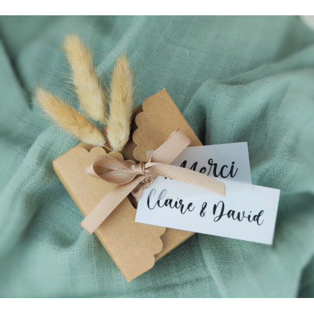 Boîte à dragées kraft en cube + fleurs sechées + deux etiquettes personnalisées.