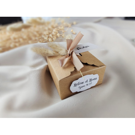 Boîte à dragées kraft en cube + fleurs sechées + deux etiquettes personnalisées.