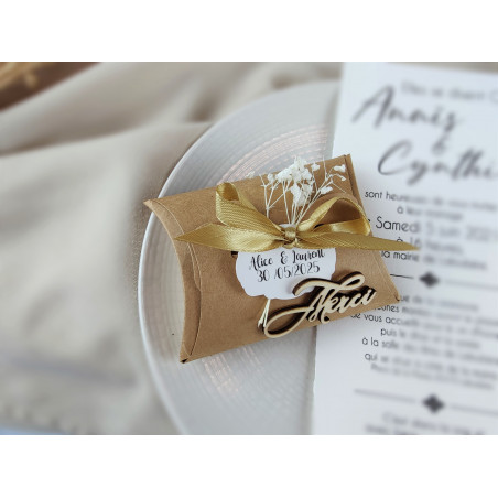 Boîte à dragées personnalisée   kraft + fleurs sechées + mot merci en bois