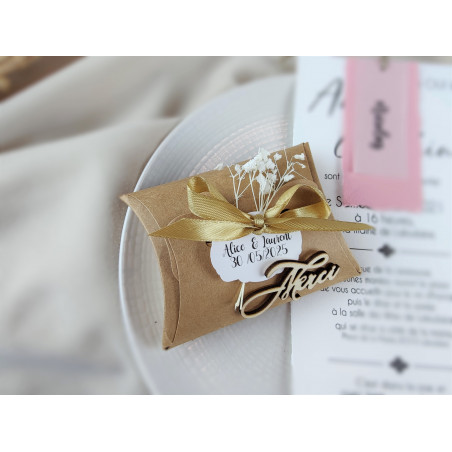 Boîte à dragées personnalisée   kraft + fleurs sechées + mot merci en bois