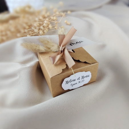Boîte à dragées kraft en cube + fleurs sechées + deux etiquettes personnalisées.