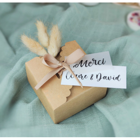 Boîte à dragées kraft en cube + fleurs sechées + deux etiquettes personnalisées.