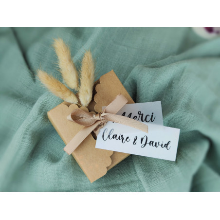 Boîte à dragées kraft en cube + fleurs sechées + deux etiquettes personnalisées.