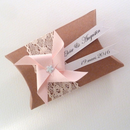 Boîte à dragées personnalisée coussin kraft dentelle + moulin à vent rose pâle 