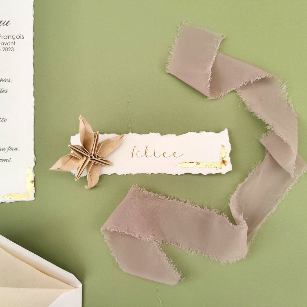 marques-place-mariage-en-origami-fleur beige-en-papier-fait main artisanal bord déchirés dorure