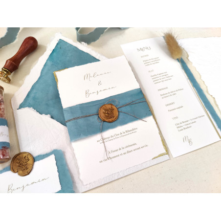 Faire part mariage élégant en papier chiffon coton artisanal bord déchirés bleu doré cachet de cire