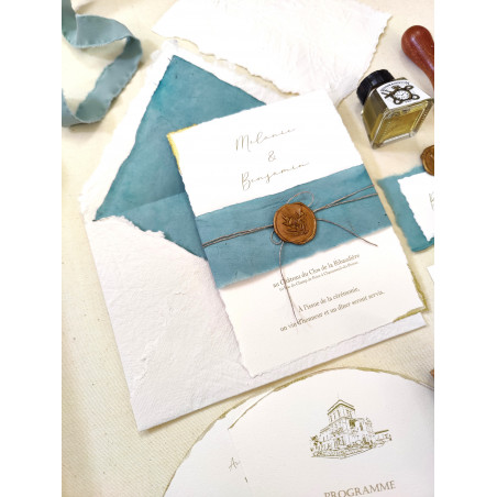 Faire part mariage élégant en papier chiffon coton artisanal bord déchirés bleu doré