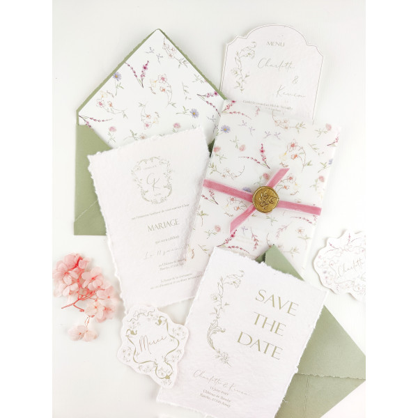 Faire part mariage fleuri liberty élégant avec pochette calque en papier chiffon coton artisanal bord déchirés ruban rose vert