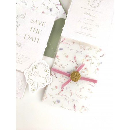 Faire part mariage fleuri liberty élégant avec pochette calque en papier chiffon coton artisanal bord déchirés ruban rose vert