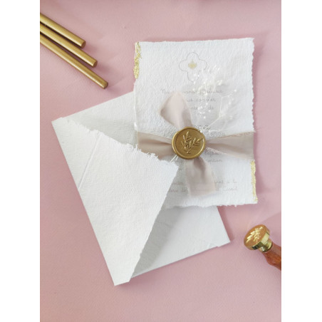 Faire part Naissance ou baptême en papier fait main avec une croix dorée