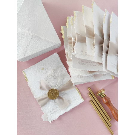 Faire part Naissance ou baptême en papier fait main avec une croix dorée