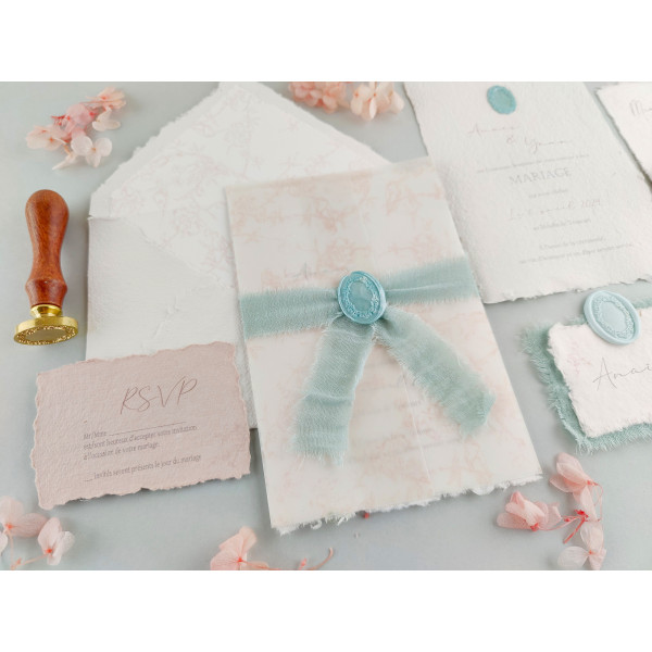 Faire part mariage bridgerton élégant avec pochette en papier chiffon coton artisanal bord déchirés ruban bleu ciel