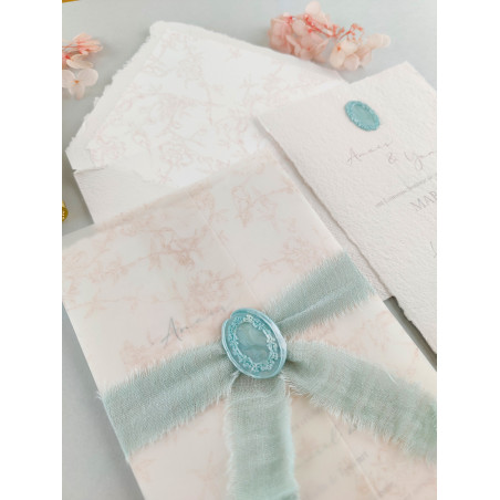 Faire part mariage bridgerton élégant avec pochette en papier chiffon coton artisanal bord déchirés ruban bleu ciel