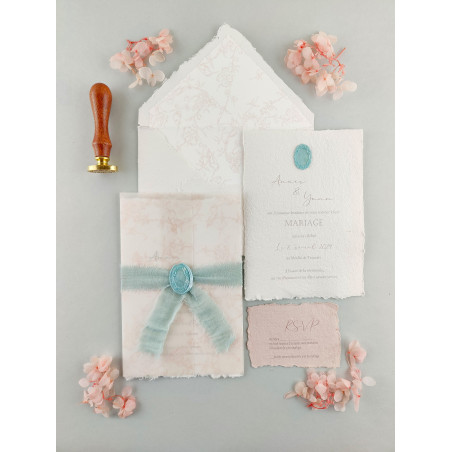 Faire part mariage bridgerton élégant avec pochette en papier chiffon coton artisanal bord déchirés ruban bleu pastel