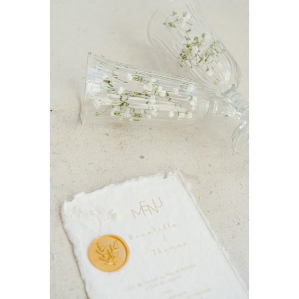 menu mariage haut de gamme doré fleur séchées  artisanal bord déchirés élégant cachet de cire gypsophile