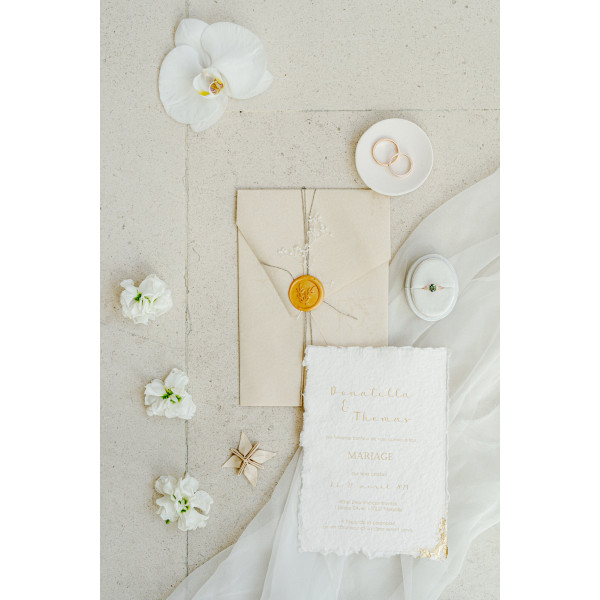 papeterie de mariage doré fleur séchées  artisanal bord déchirés élégant cachet de cire gypsophile