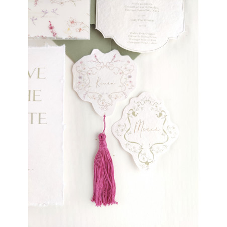 marque place mariage sophistiqué élégant en papier chiffon coton bord déchirés calligraphie pompon