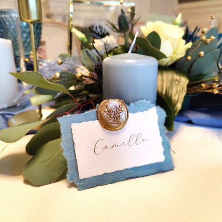 marque place mariage nautique à la mer en papier fait main coton bord déchirés calligraphie bleu