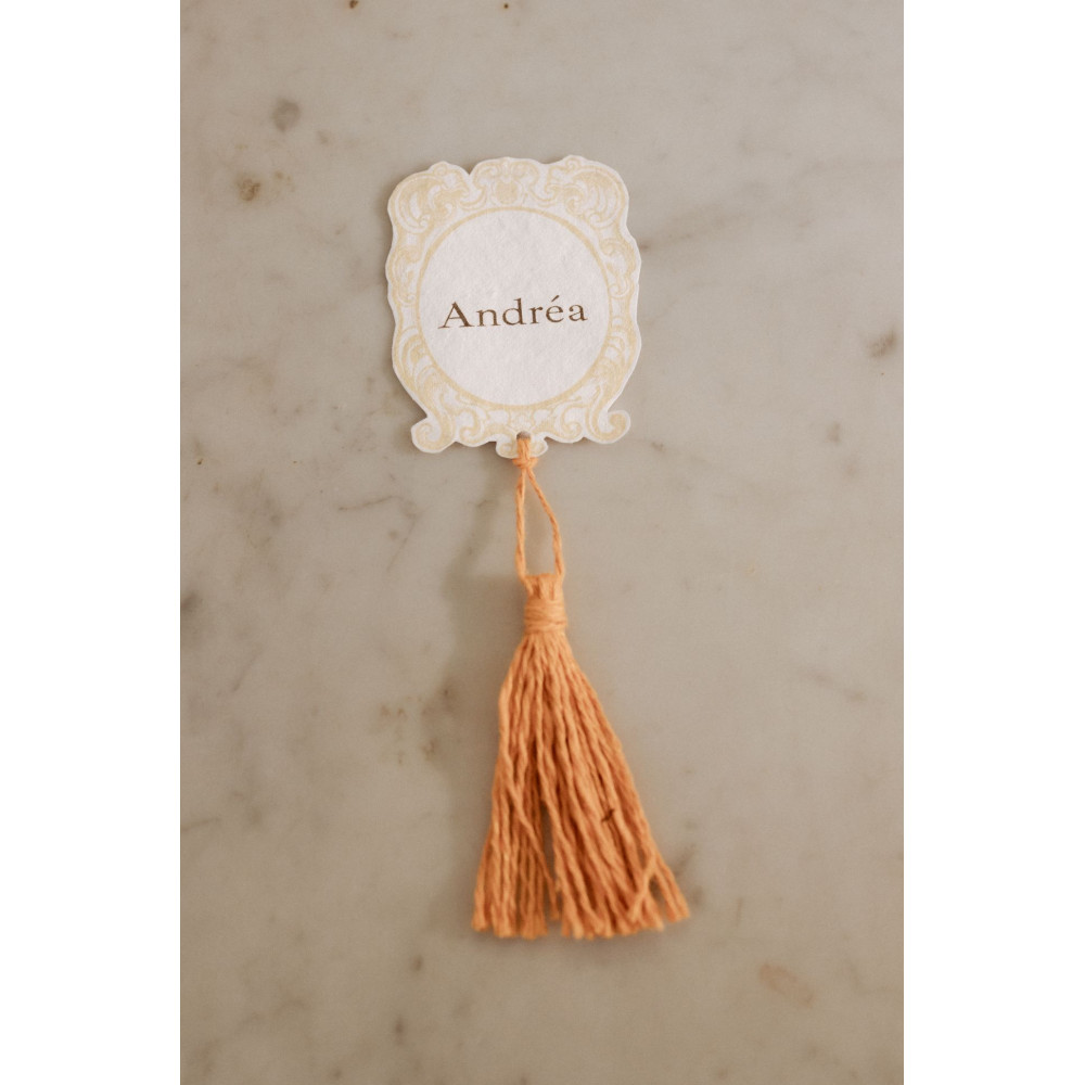 marque place mariage sophistiqué élégant en papier chiffon coton bord déchirés calligraphie pompon orange