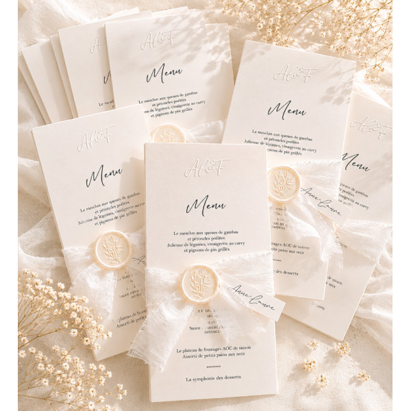 menu de mariage blanc ruban en soie cachet de cire embossage papier texturé élégant