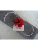 marque-place-decoration-pour-noel-rond-de-serviette-en-origami-rose-rouge-en-papier-ruban-organza-ivoire-decoration