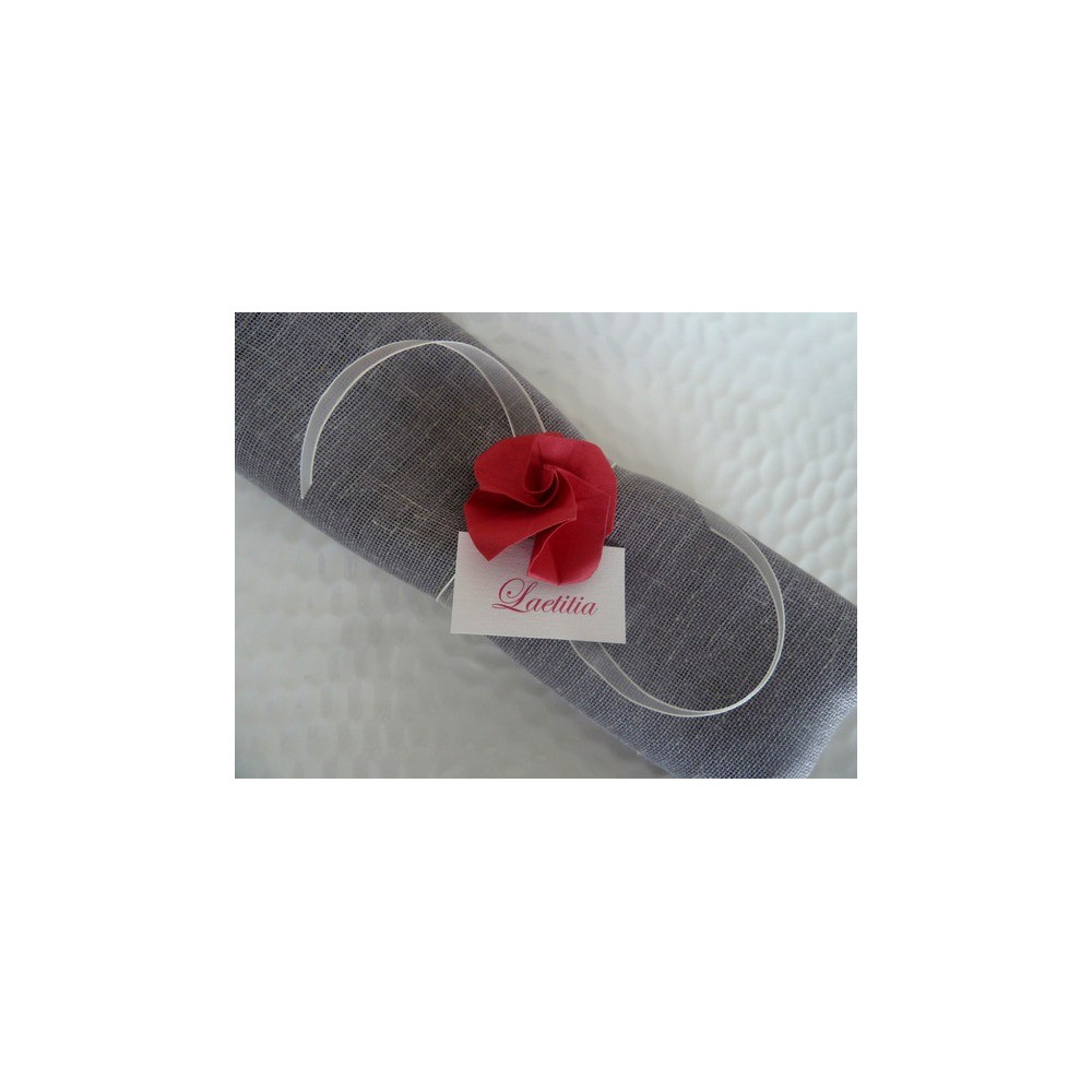 marque-place-decoration-pour-noel-rond-de-serviette-en-origami-rose-rouge-en-papier-ruban-organza-ivoire-decoration