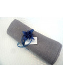 rond-de-serviette-marques-place-pour-mariage-en-origami-fleur-bleu-en-papier-irise-ruban-organza-decoration-table