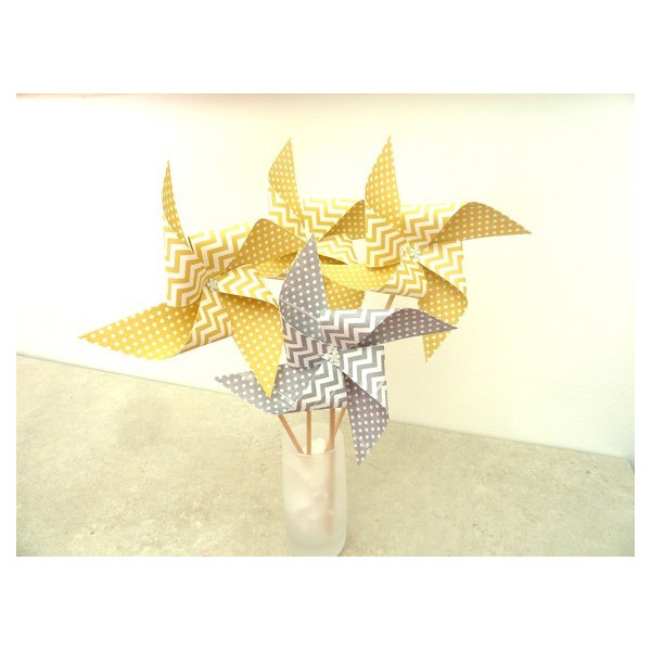 8-pics-moulins-a-vent-a-pois-et-chevron-jaune-moutarde-et-gris-decoration-de-table-de-fete-candy-bar-anniversaire