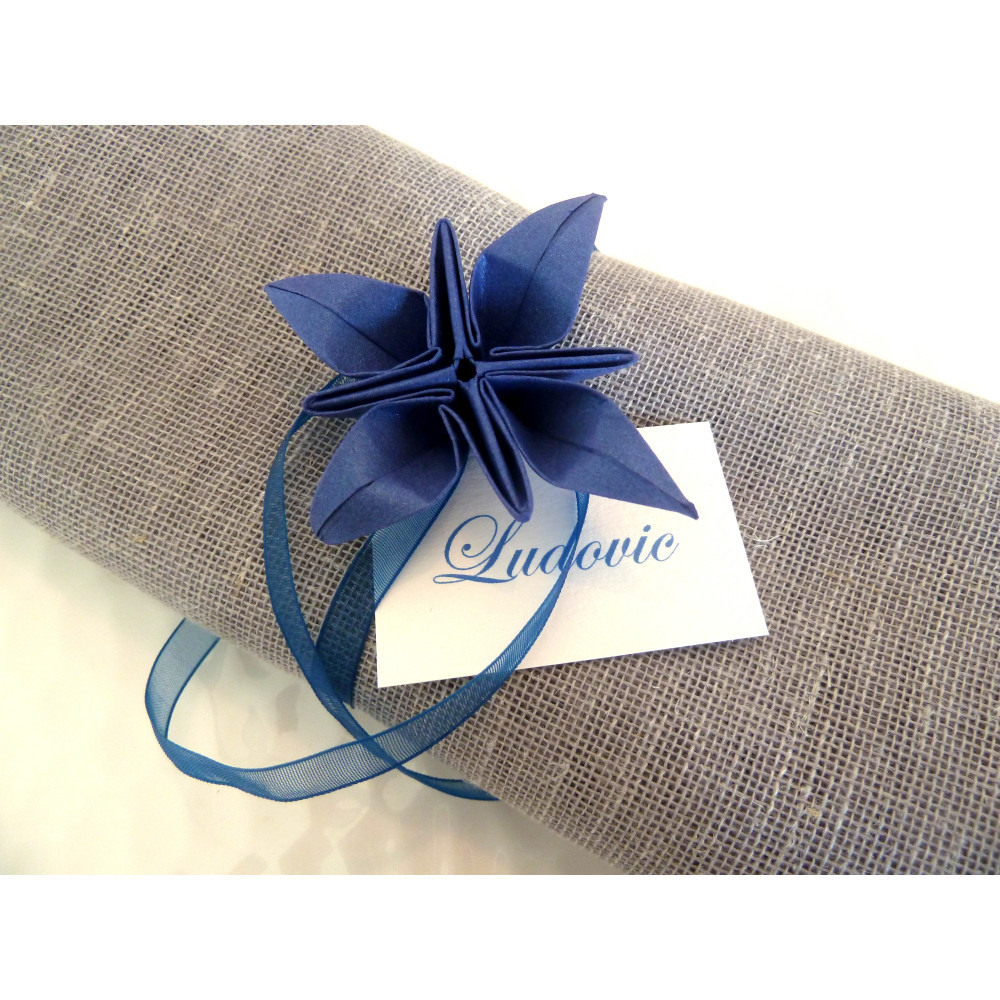 rond-de-serviette-marques-place-pour-mariage-en-origami-fleur-bleu-en-papier-irise-ruban-organza-decoration-table