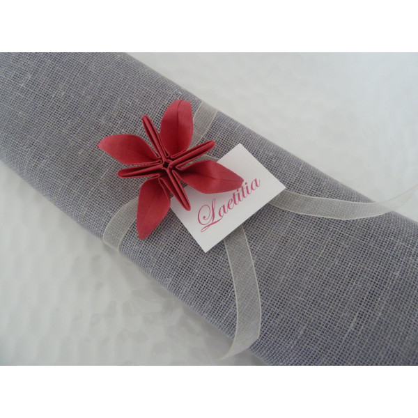 rond-de-serviette-decoration-pour-noel-marques-place-en-origami-mariage-fleur-rouge-en-papier-ruban-organza-rouge