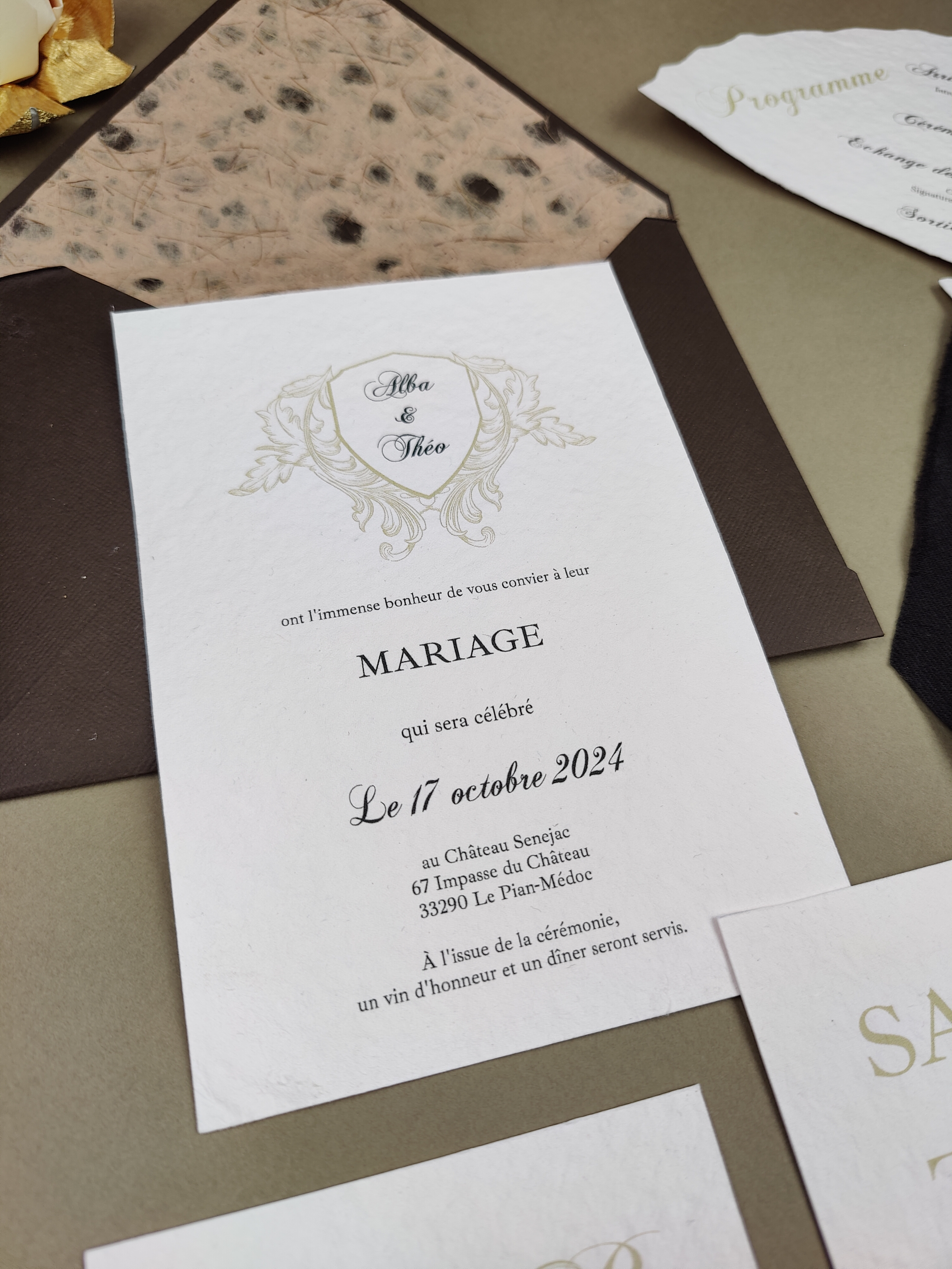 technique d'impression numérique fait part de mariage en papier fait main élégant dorure bords déchirés