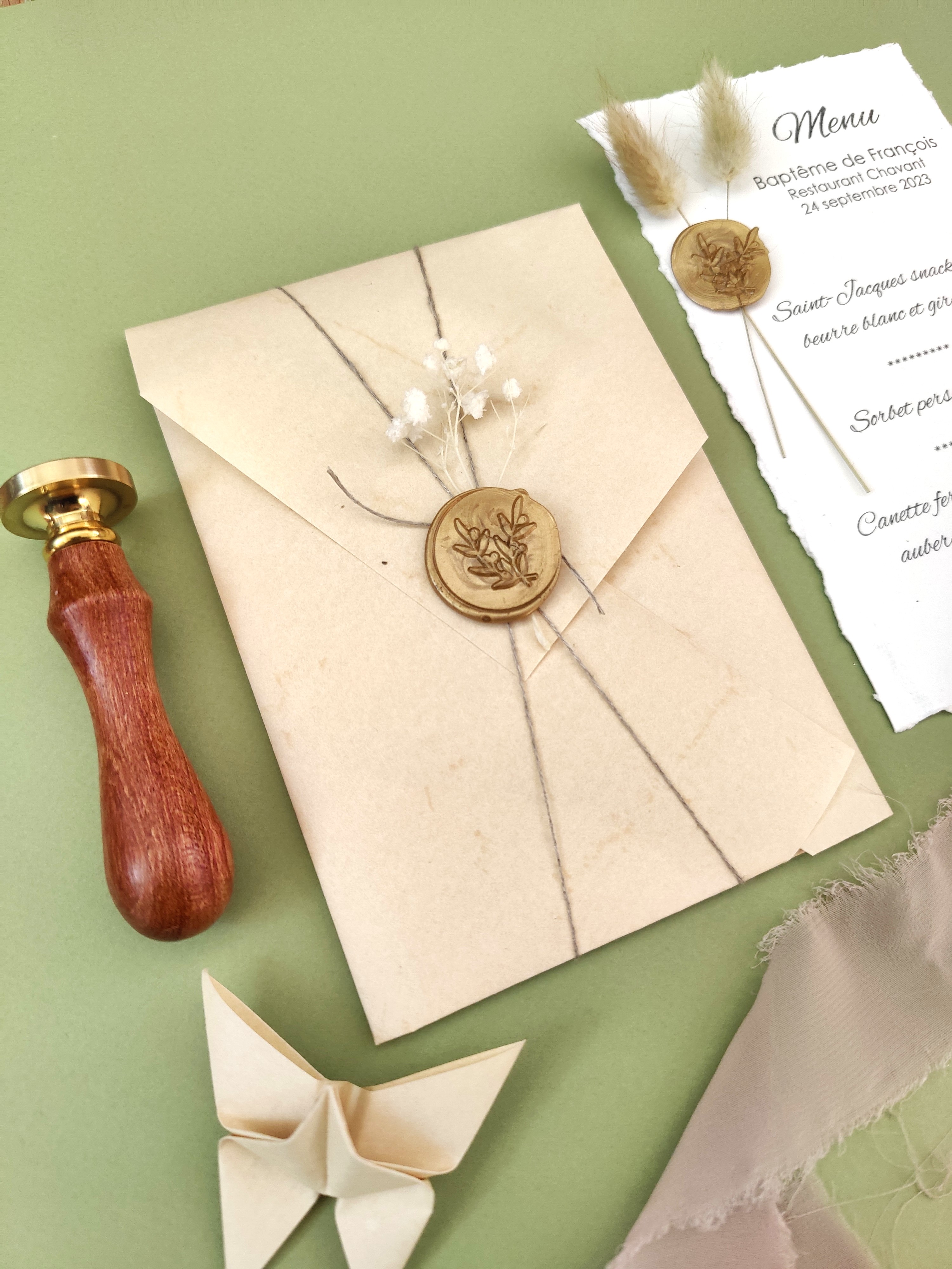 enveloppe sur mesure invitation mariage élegante dorure origami fleurs sechées cachet de cire
